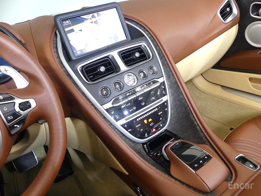 Aston Martin DB11 - фото 6