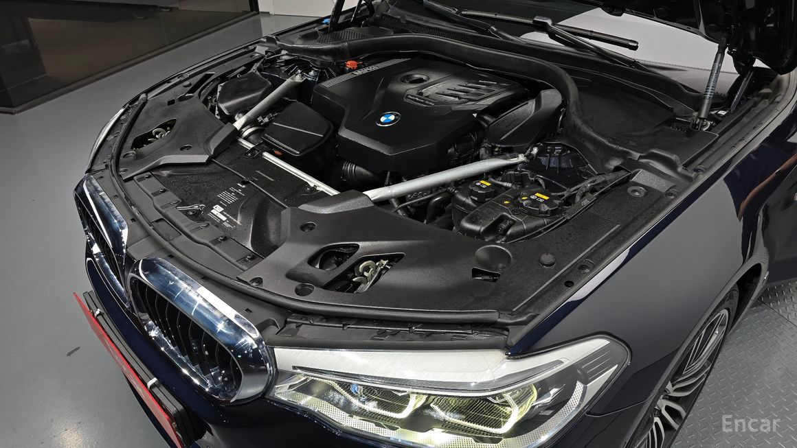 BMW 5 Series - фото 5