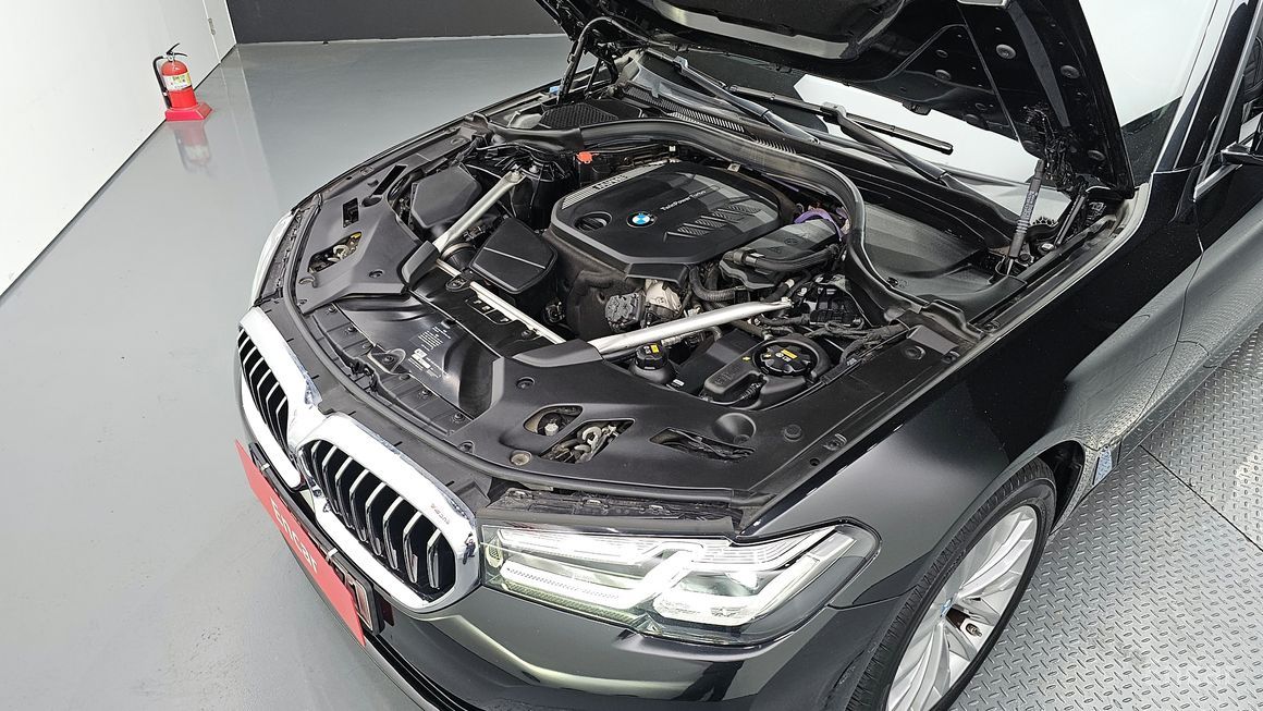 BMW 5 Series - фото 5