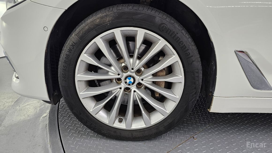BMW 5 Series - фото 4
