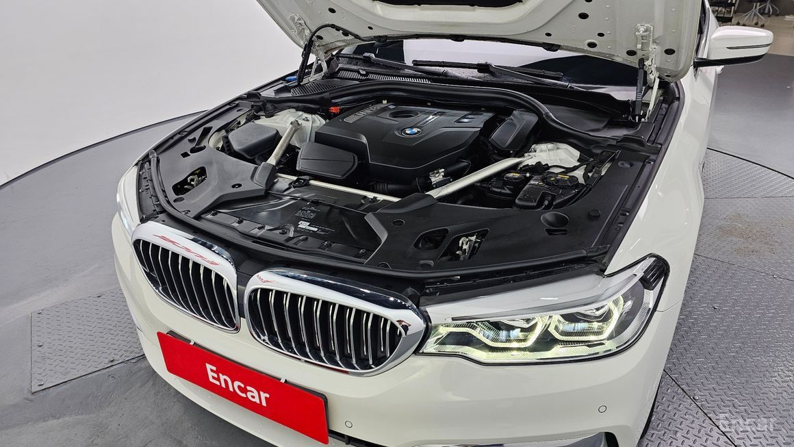 BMW 5 Series - фото 5