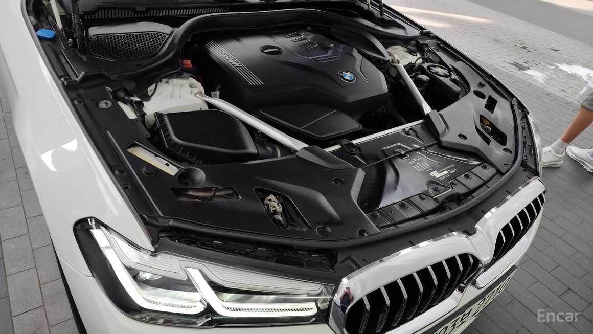 BMW 5 Series - фото 5