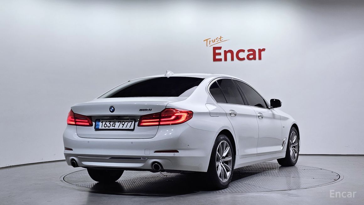 BMW 5 Series - фото 1