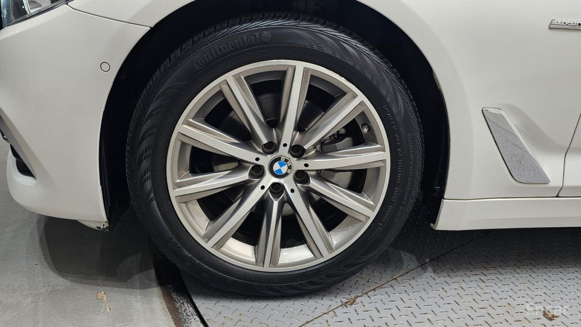 BMW 5 Series - фото 4