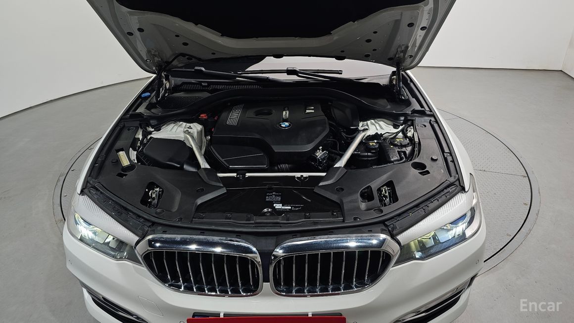 BMW 5 Series - фото 5