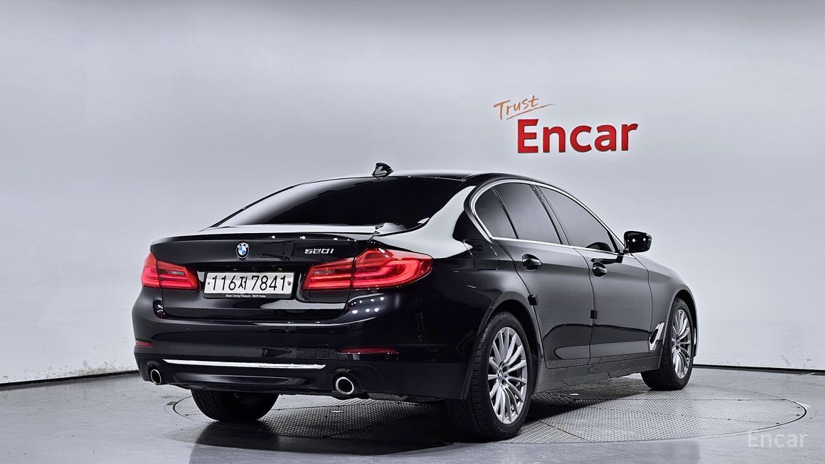 BMW 5 Series - фото 1