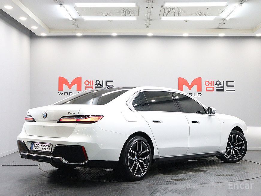 BMW 7 Series - фото 1