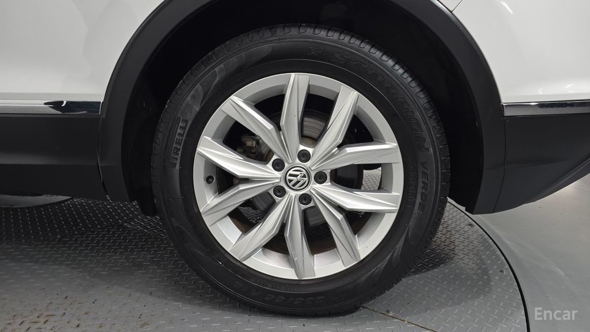 Volkswagen Tiguan - фото 4