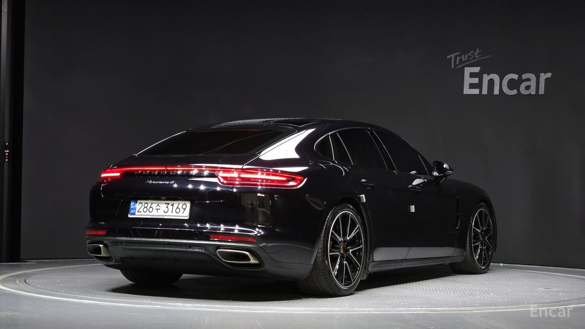 Porsche Panamera - фото 1