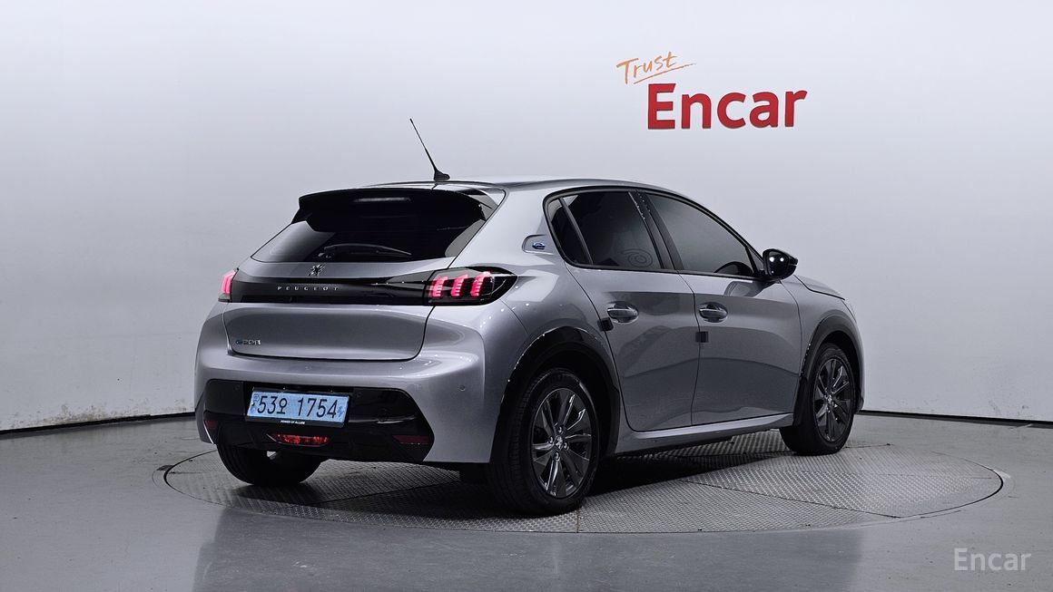 Peugeot 208 - фото 1