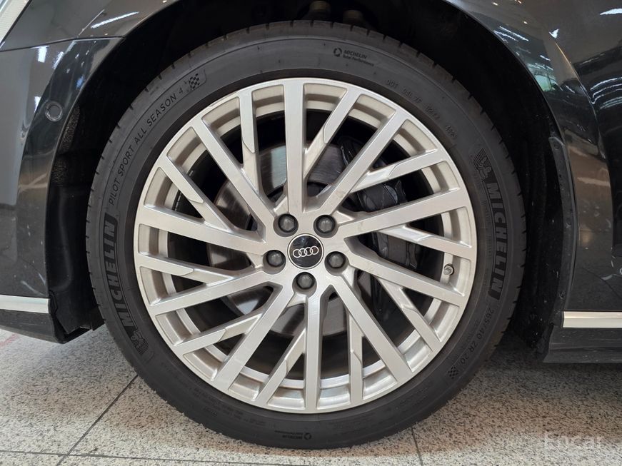 Audi A8 - фото 4