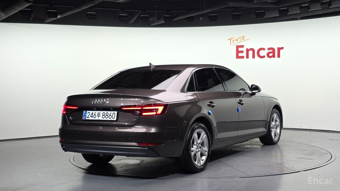 Audi A4 - фото 1