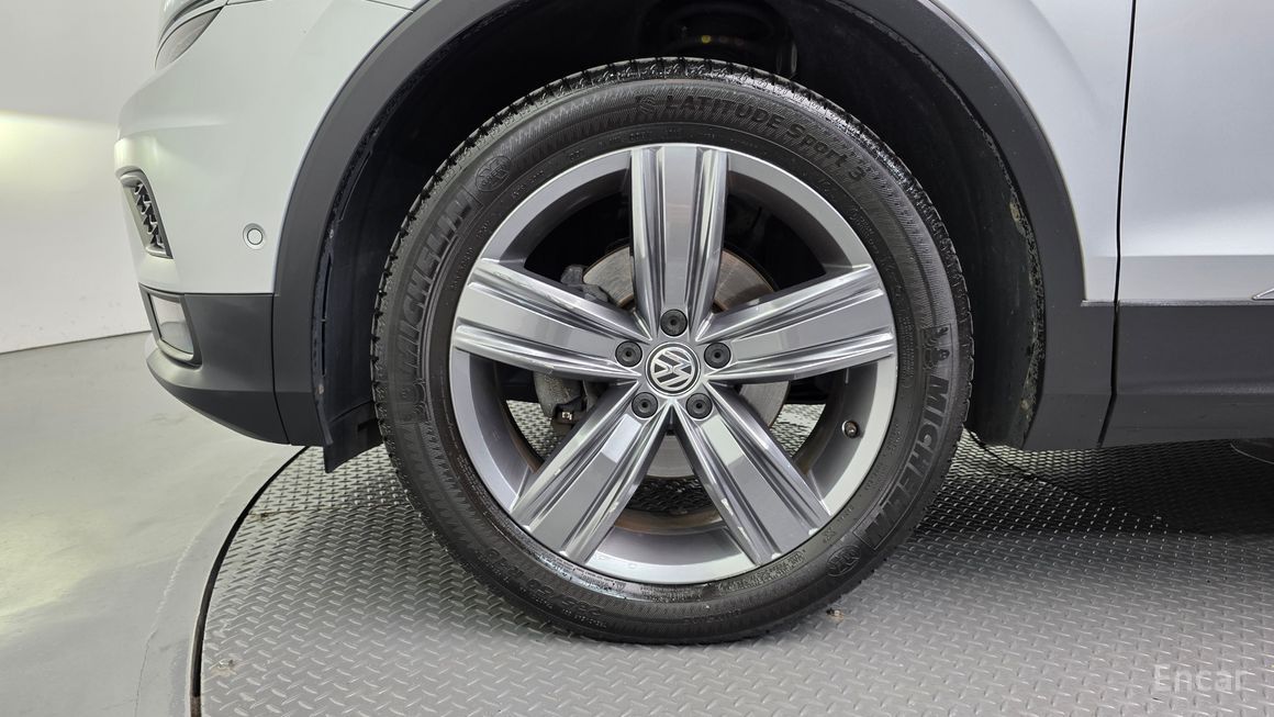 Volkswagen Tiguan - фото 4