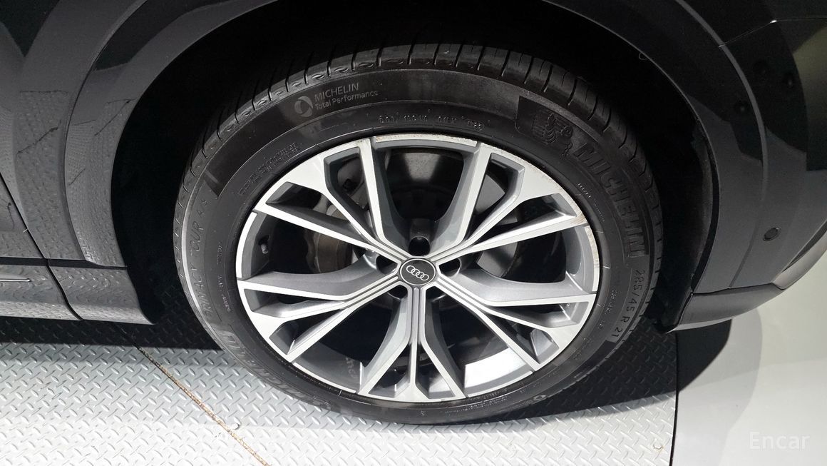 Audi Q8 - фото 4