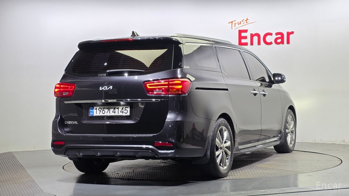Kia Carnival - фото 1