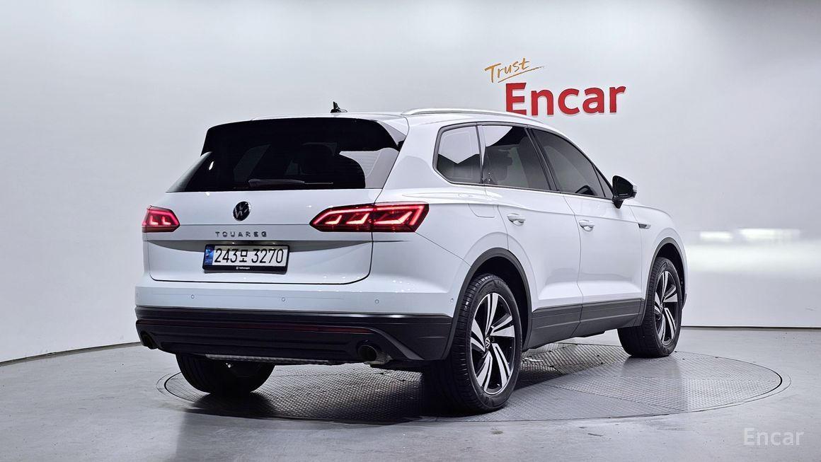 Volkswagen Touareg - фото 1