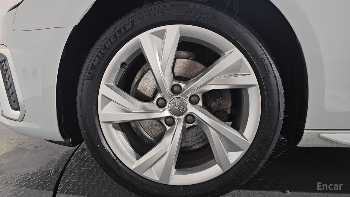 Audi A4 - фото 4