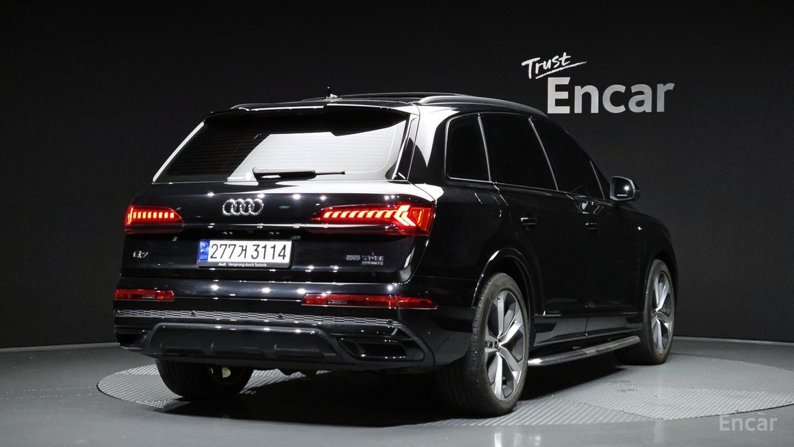 Audi Q7 - фото 1