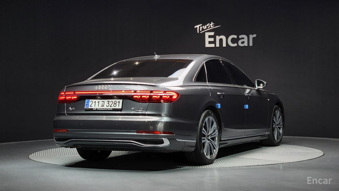 Audi A8 - фото 1