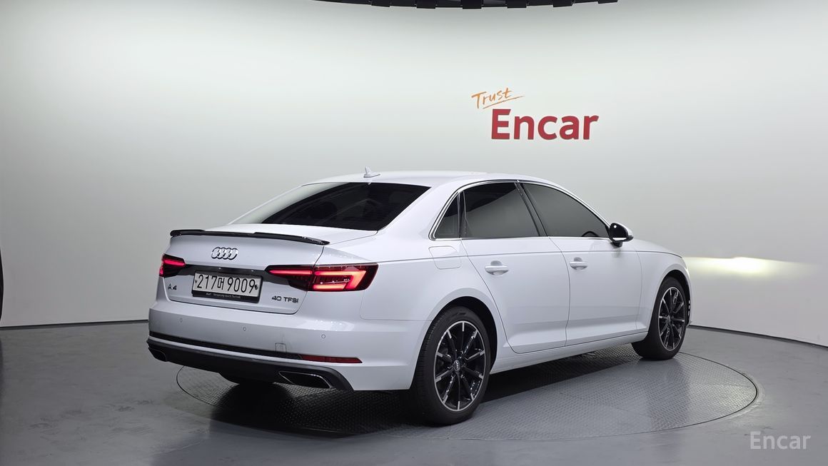 Audi A4 - фото 1