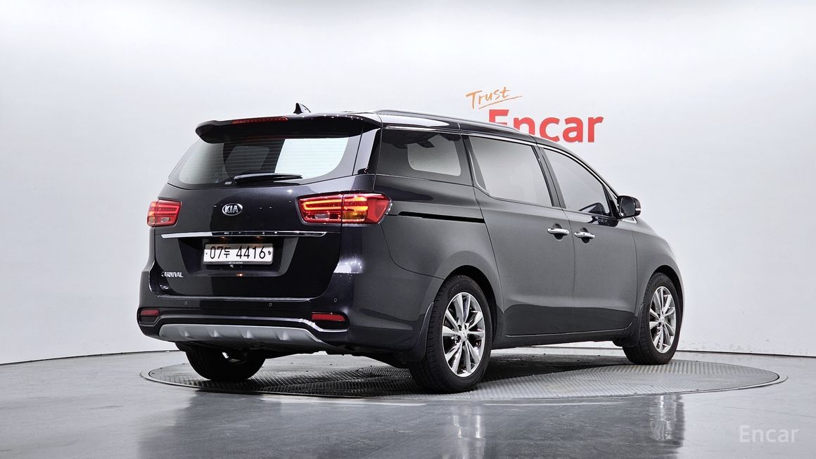 Kia Carnival - фото 1