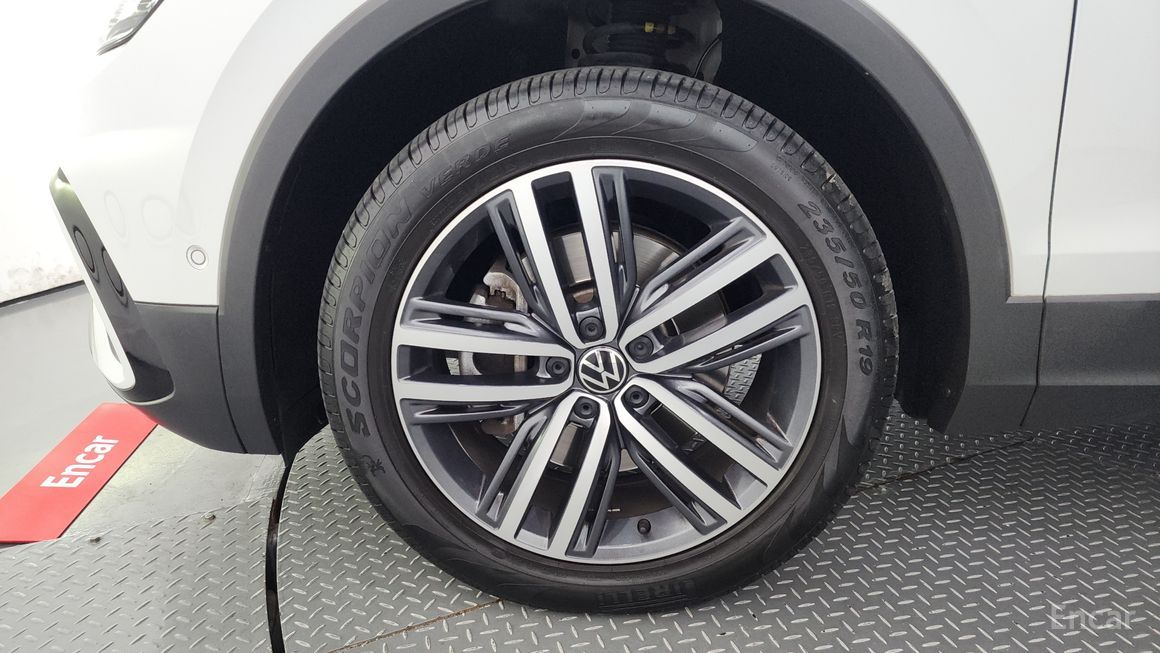 Volkswagen Tiguan - фото 4