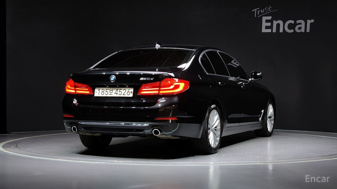 BMW 5 Series - фото 1