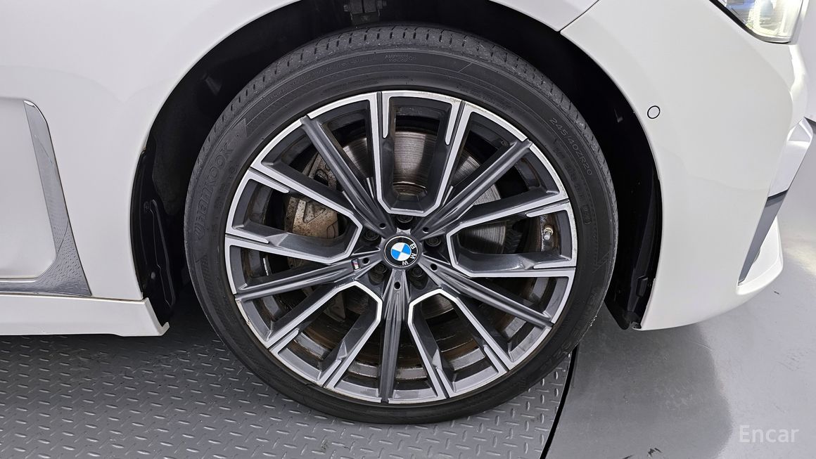 BMW 7 Series - фото 4