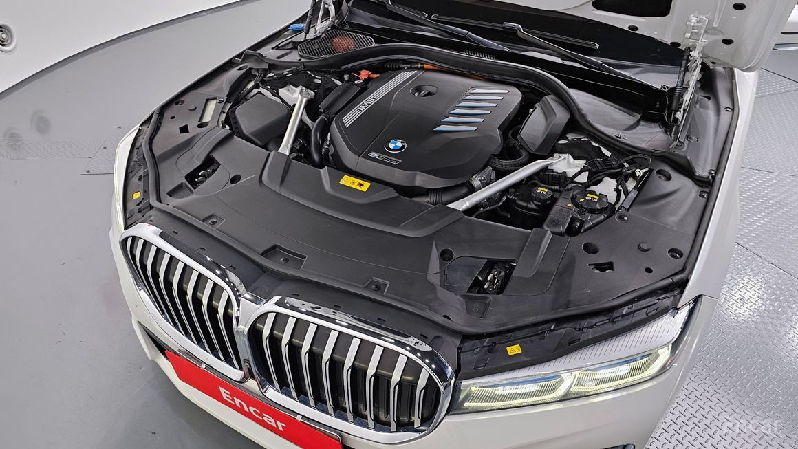 BMW 7 Series - фото 5