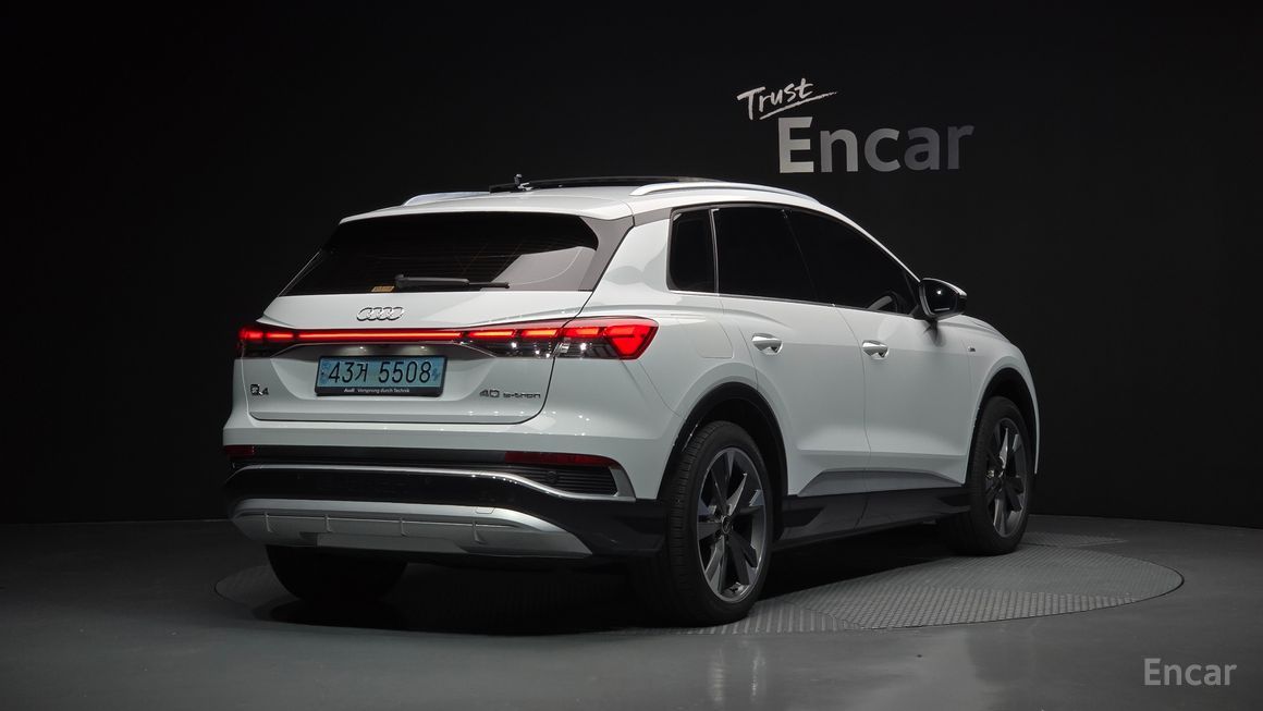Audi Q4 e-Tron - фото 1
