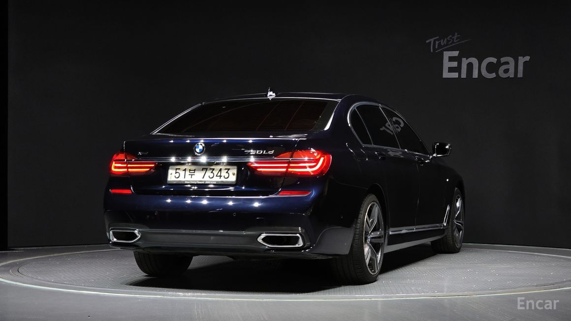 BMW 7 Series - фото 1