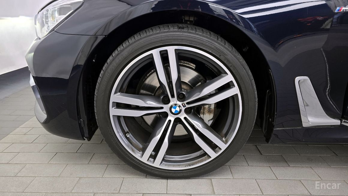 BMW 7 Series - фото 4