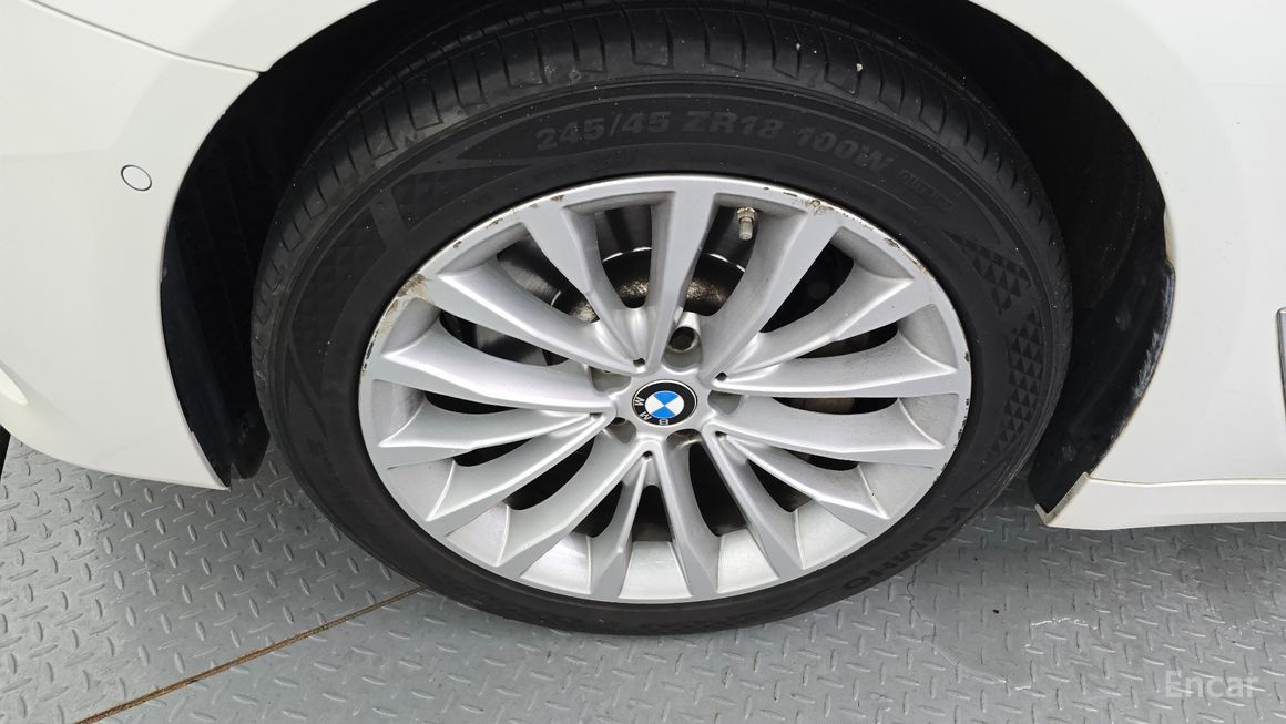 BMW 5 Series - фото 4