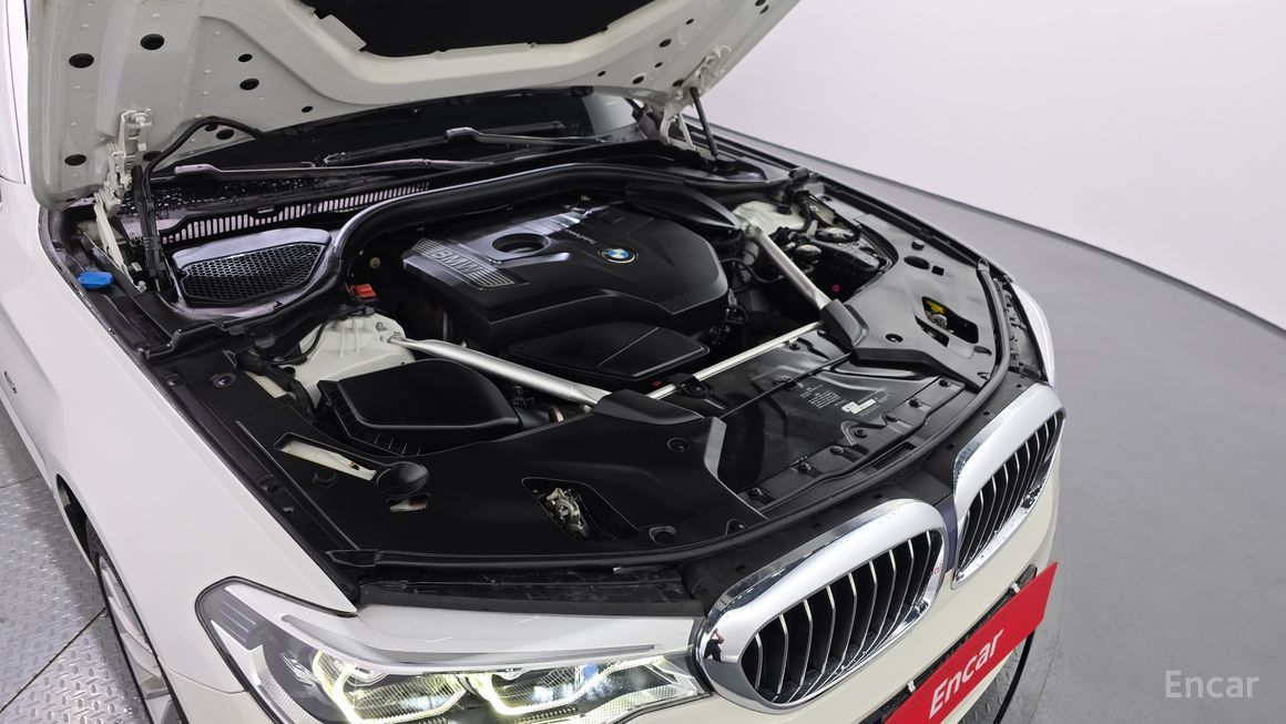 BMW 5 Series - фото 5