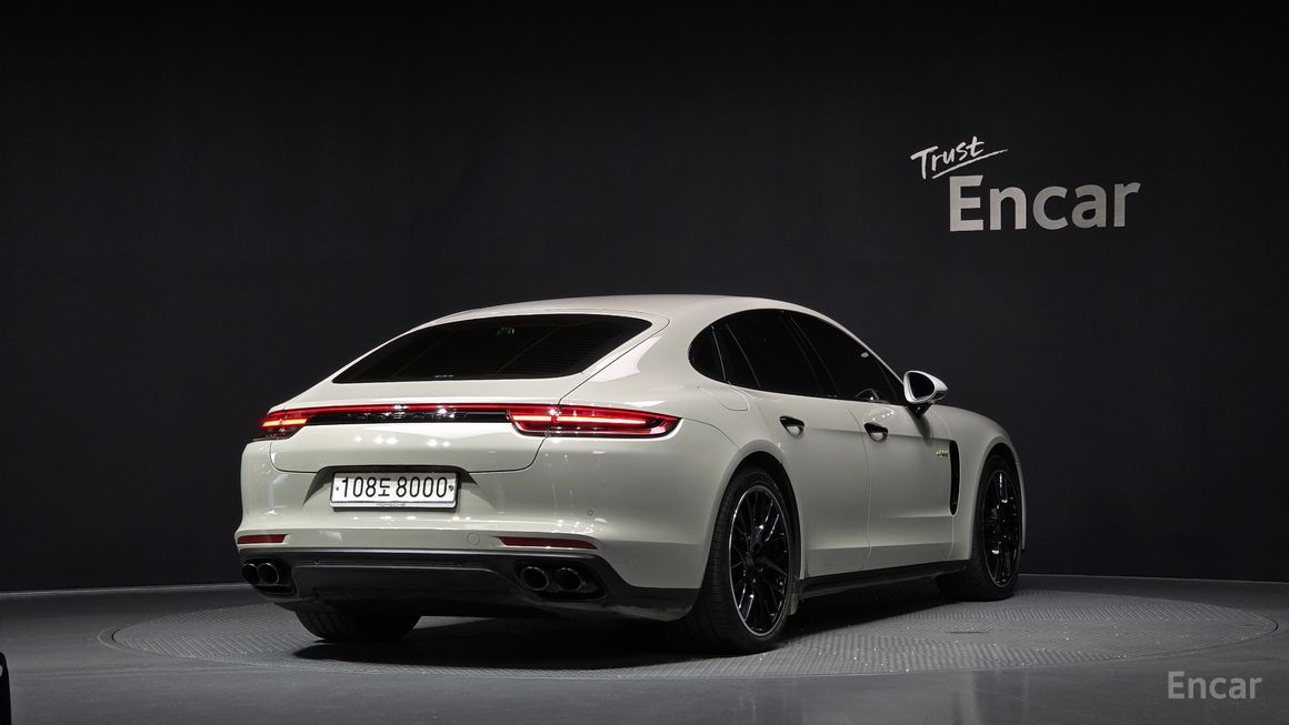 Porsche Panamera - фото 1