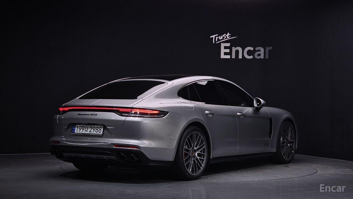 Porsche Panamera - фото 1
