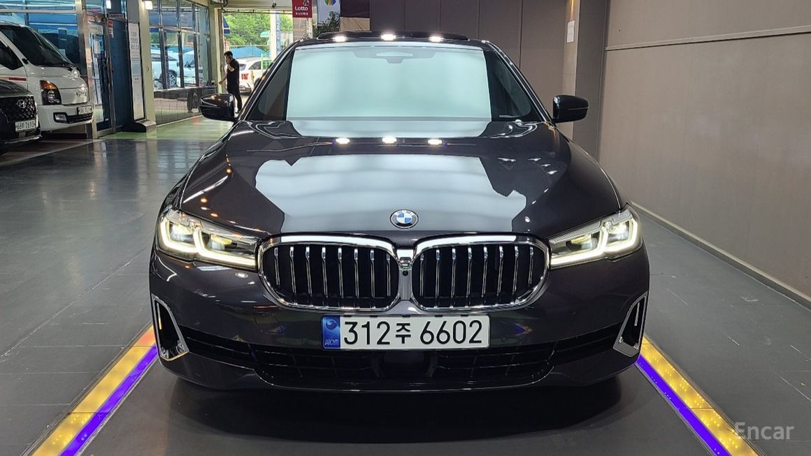 BMW 5 Series - фото 1