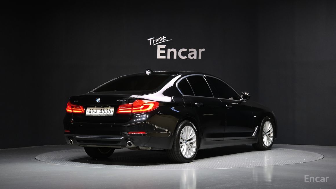 BMW 5 Series - фото 1