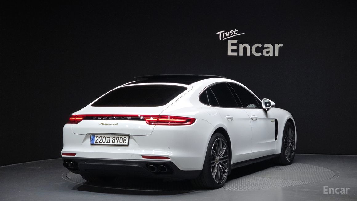 Porsche Panamera - фото 1