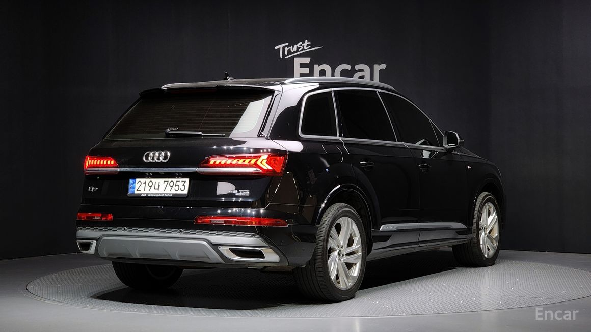 Audi Q7 - фото 1