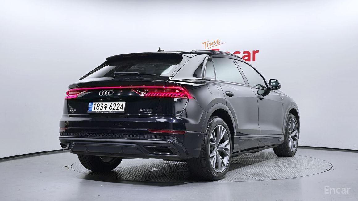 Audi Q8 - фото 1