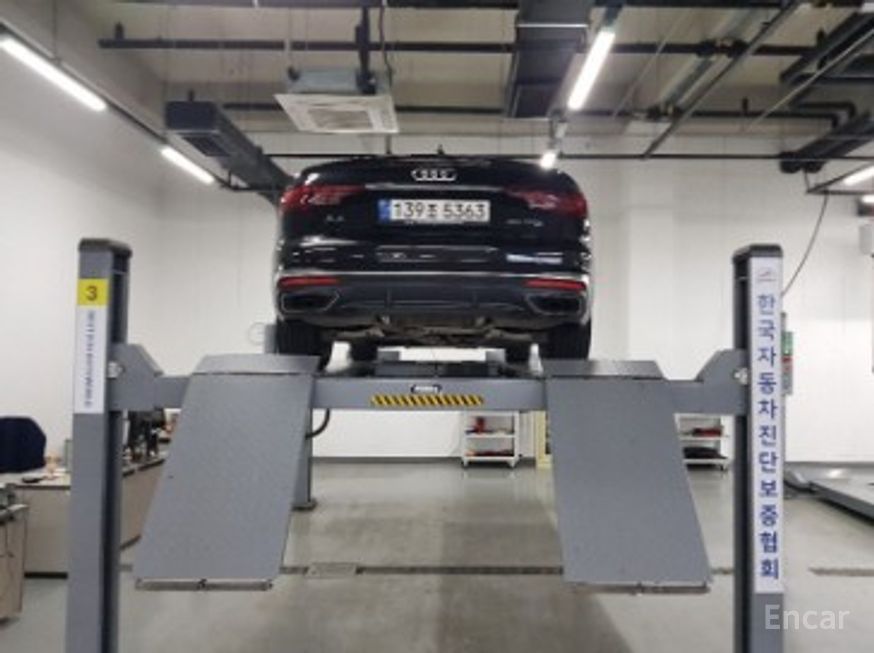 Audi A4 - фото 1