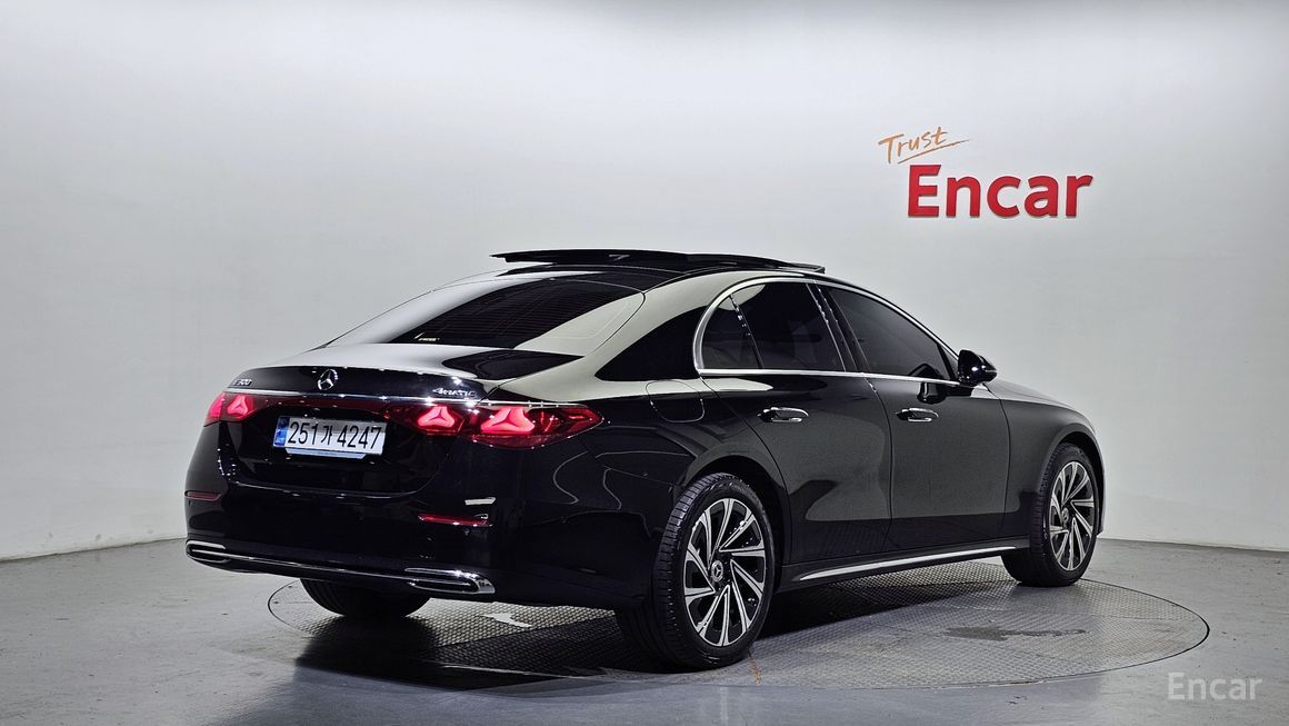 Mercedes-Benz E-Class - фото 1