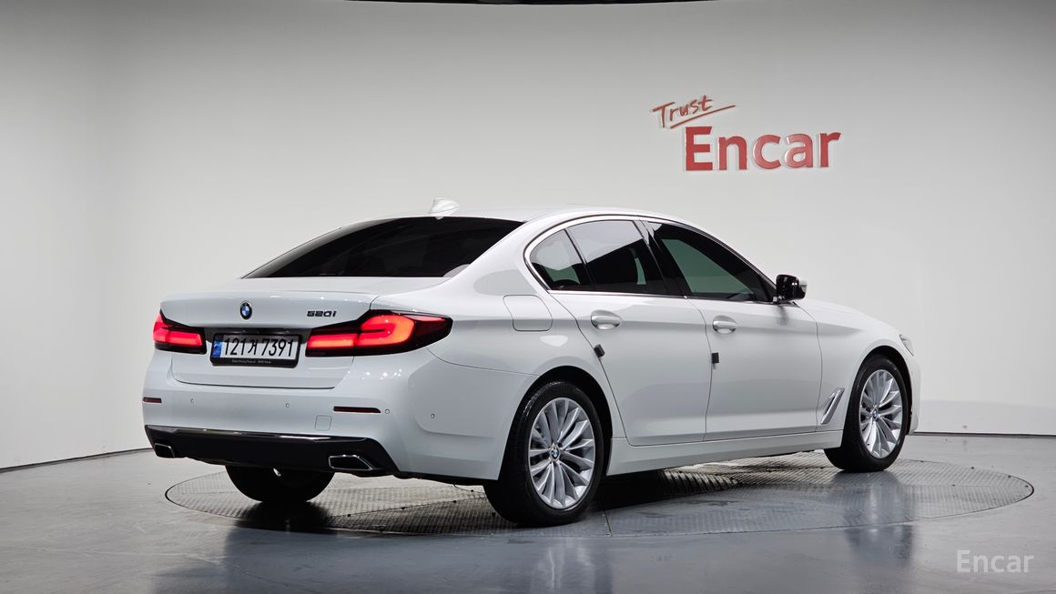 BMW 5 Series - фото 1