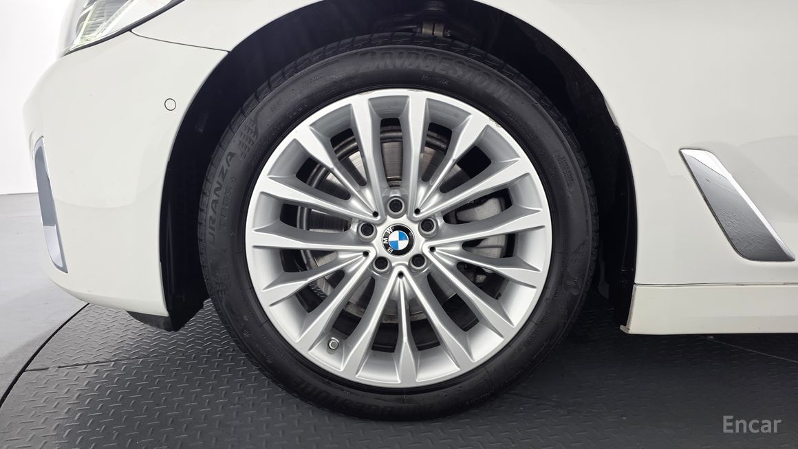 BMW 5 Series - фото 4