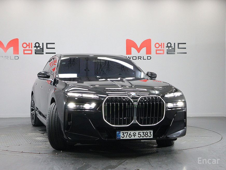 BMW 7 Series - фото 1