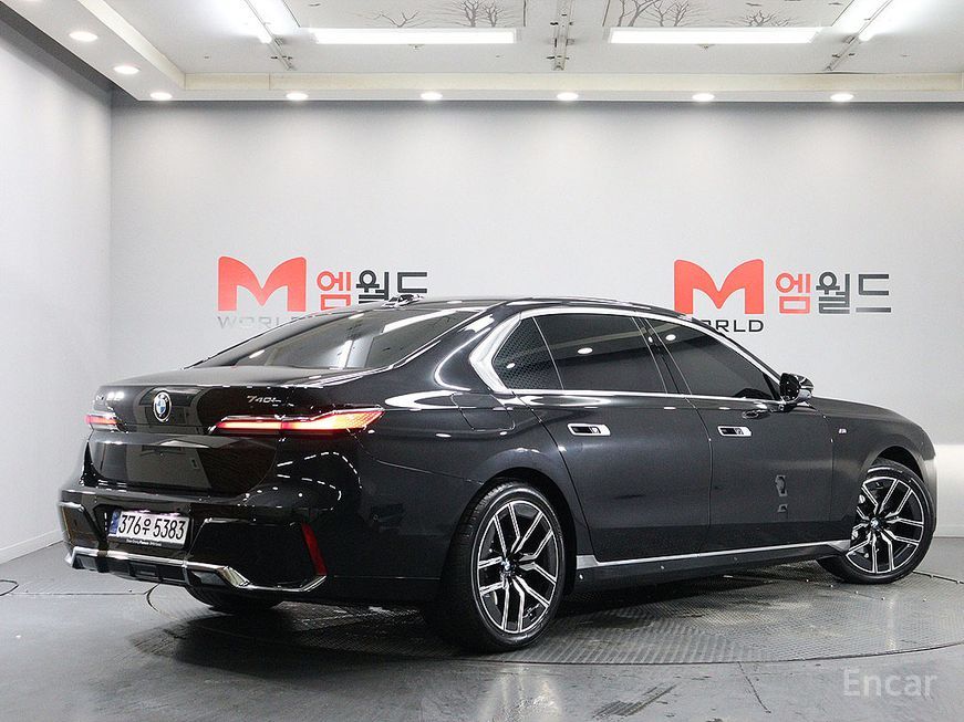 BMW 7 Series - фото 2