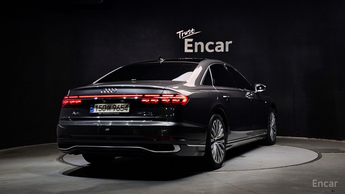 Audi A8 - фото 1