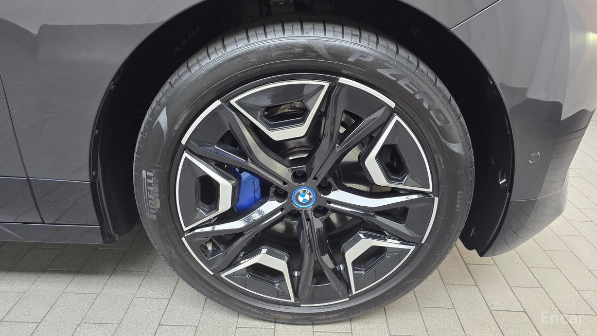BMW iX - фото 4