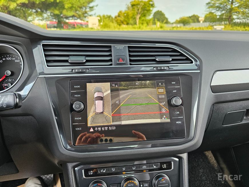 Volkswagen Tiguan - фото 6